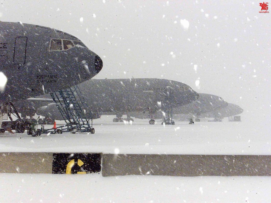 美軍最昂貴隱形戰機大雪天屋外挨凍