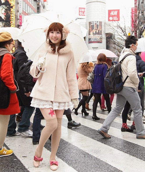 日本廣告貼在少女美腿上 穿8小時短裙即有酬勞