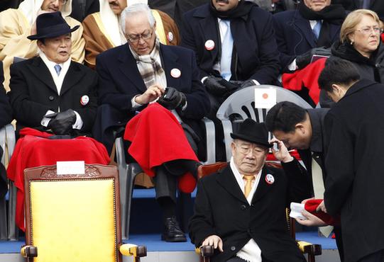 麻生太郎風(fēng)衣禮帽裝出席樸槿惠就職禮 被調(diào)侃像黑幫