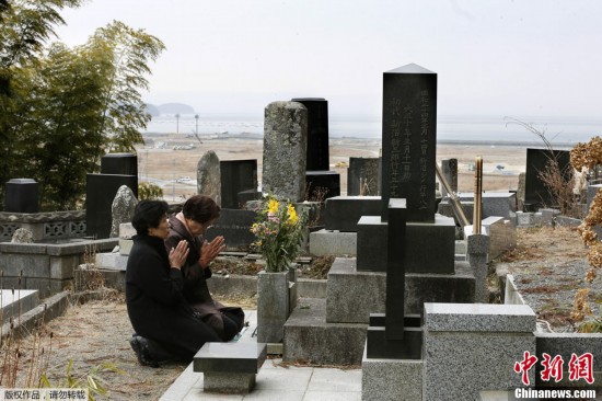大批日本民眾重回災區 紀念