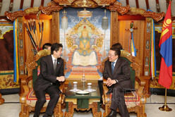 安倍與蒙古總理會談 稱將就資源開發強化合作