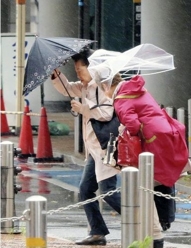 日本暴風極端天氣已致3人死亡
