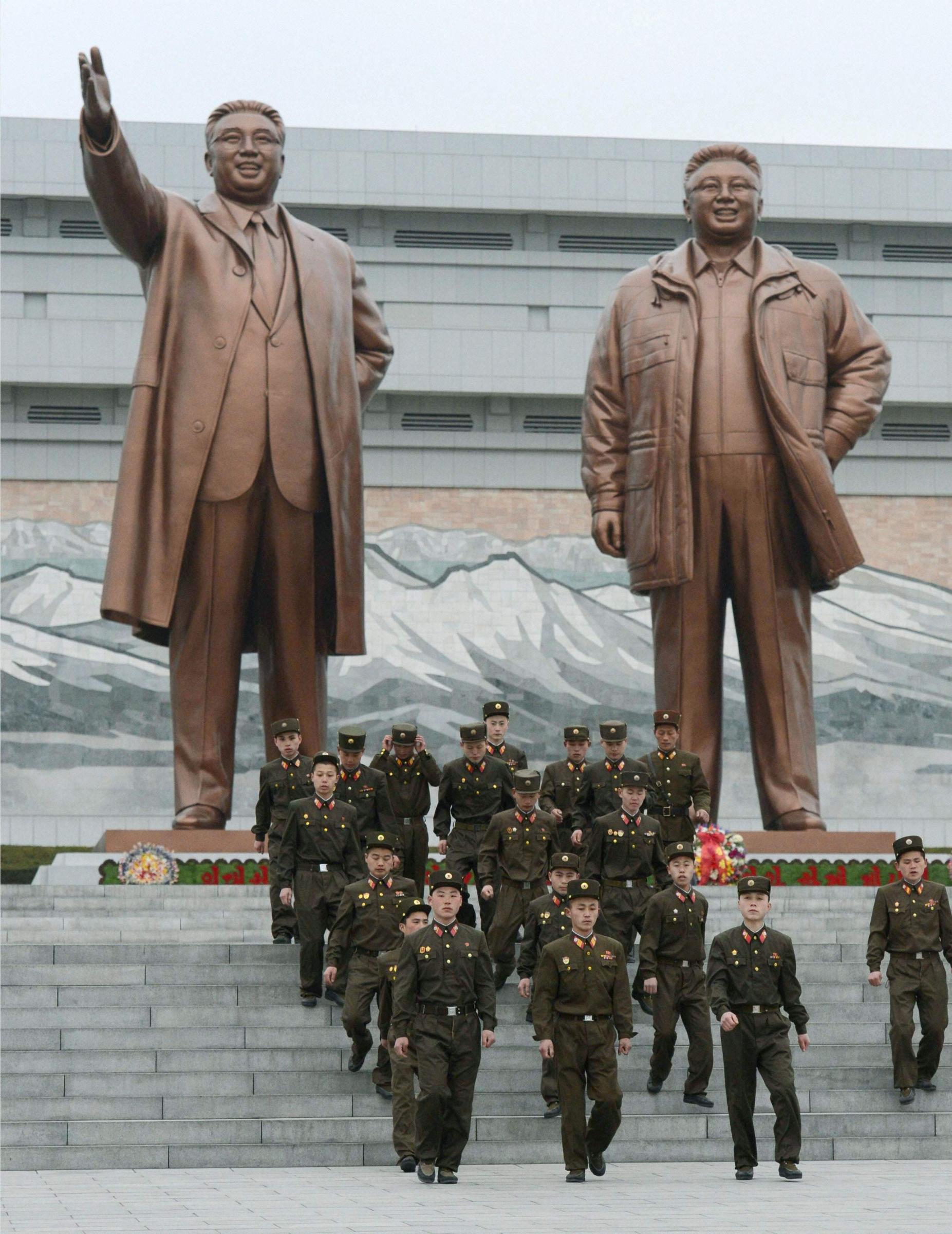 金正恩參謁錦繡山太陽宮 朝鮮譴責韓國對話提議是詭計