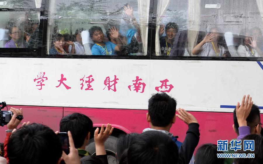 蘆山中學高三學生趕赴成都異地復課