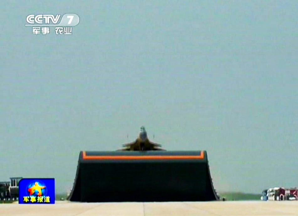 央視揭秘我艦載機訓練基地 飛行員自拍曝光