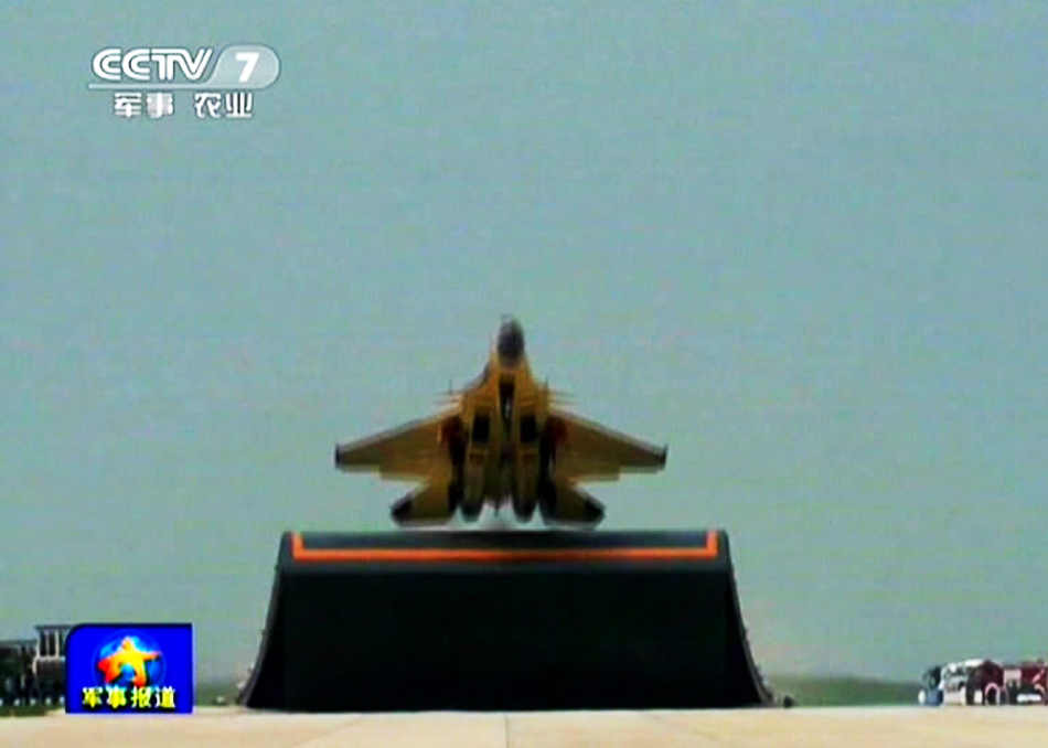 央視揭秘我艦載機訓練基地 飛行員自拍曝光