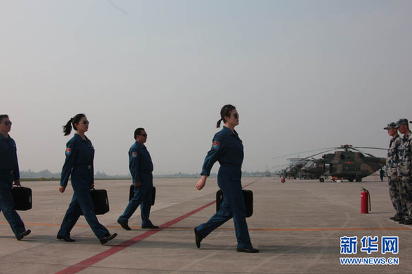 成空抗震姐妹花奮戰(zhàn)一線 曾是殲擊機(jī)飛行員