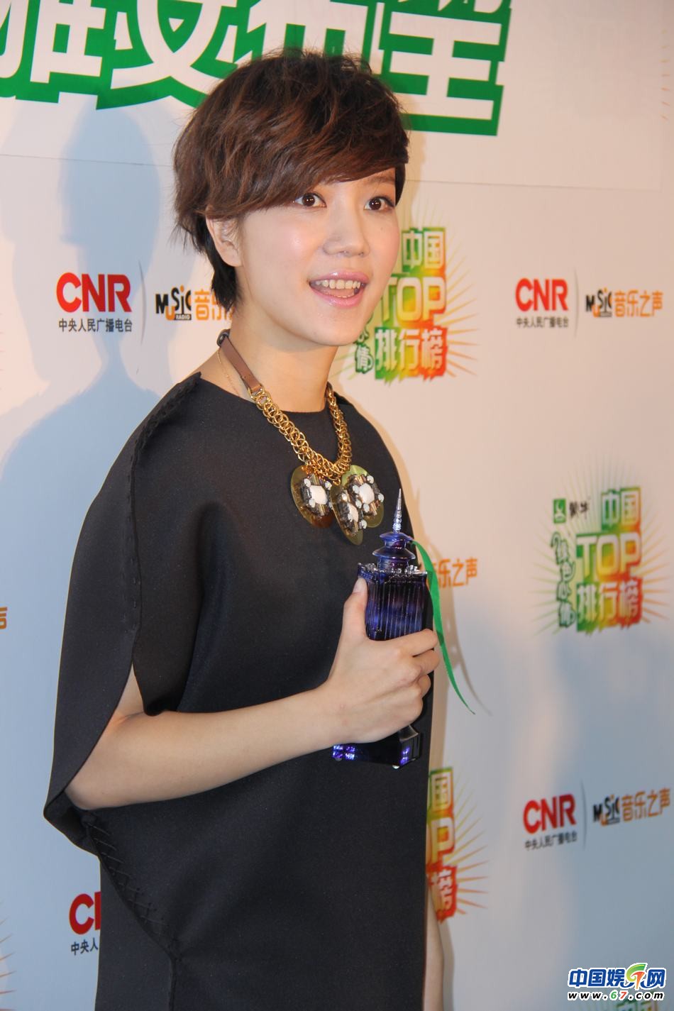 直擊中國TOP排行榜頒獎晚會 Ella低胸秀乳溝 劉忻現(xiàn)“蜘蛛”紋身