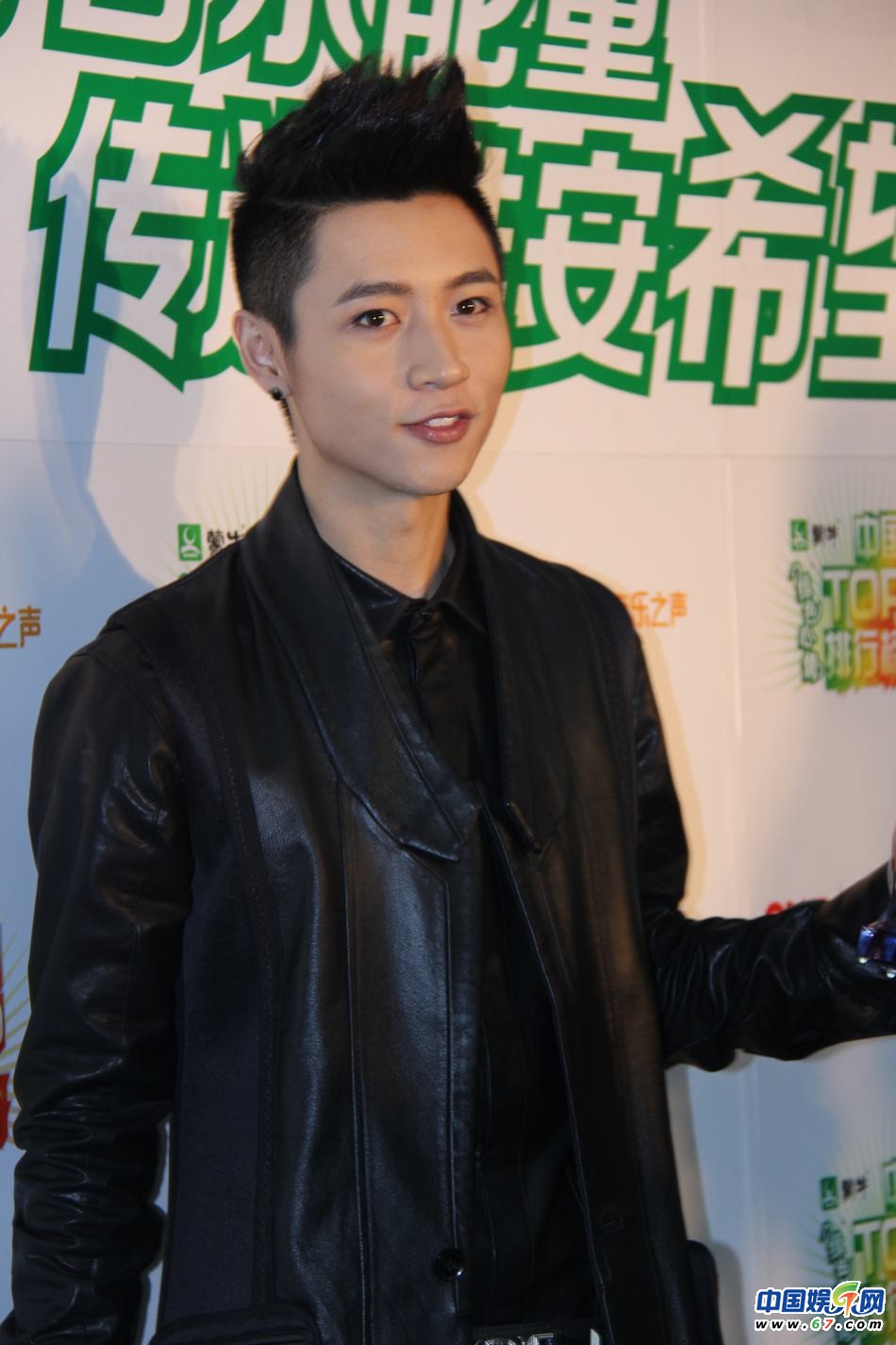 直擊中國TOP排行榜頒獎(jiǎng)晚會(huì) Ella低胸秀乳溝 劉忻現(xiàn)“蜘蛛”紋身