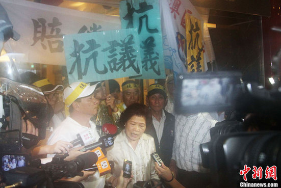 臺灣數百漁民冒雨在臺北馬尼拉辦事處前集會抗議