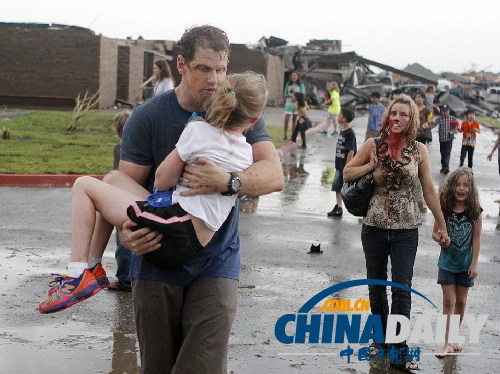 美國(guó)俄克拉荷馬市郊遭龍卷風(fēng)重創(chuàng) 近百人死亡