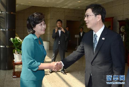 韓朝代表在三八線握手 同意下周舉行部長級會議
