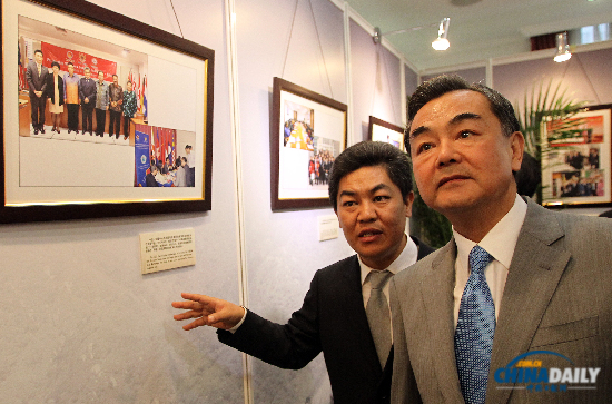 王毅與東盟十國駐華使節參觀中國-東盟圖片展