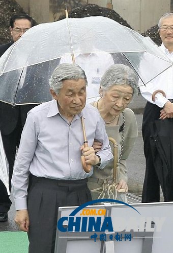 日本天皇夫婦自己打傘冒雨視察災區（高清組圖）