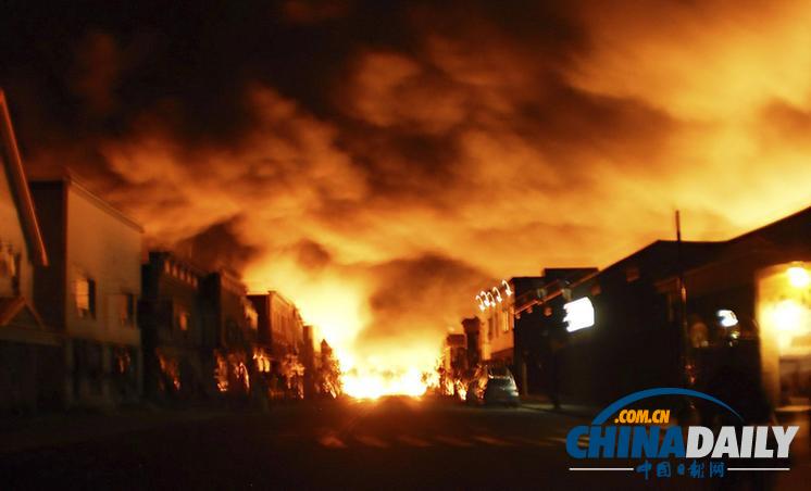 組圖：加拿大油罐列車出軌爆炸五死數(shù)十傷 總理赴現(xiàn)場(chǎng)