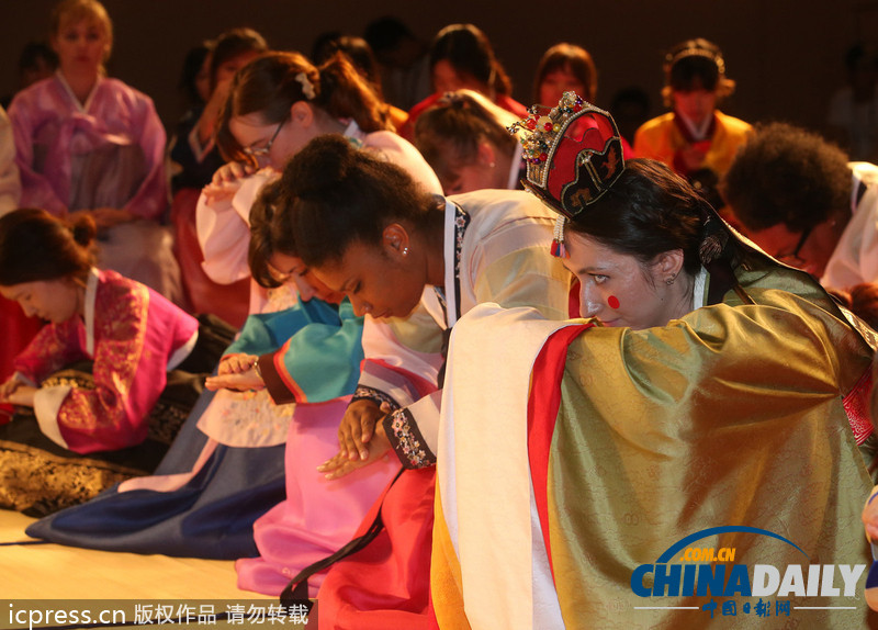 美翻了！韓國(guó)女子大學(xué)留學(xué)生穿韓服學(xué)行禮（高清組圖）