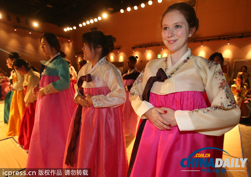 美翻了!韓國女子大學(xué)留學(xué)生穿韓服學(xué)行禮(高清組圖)