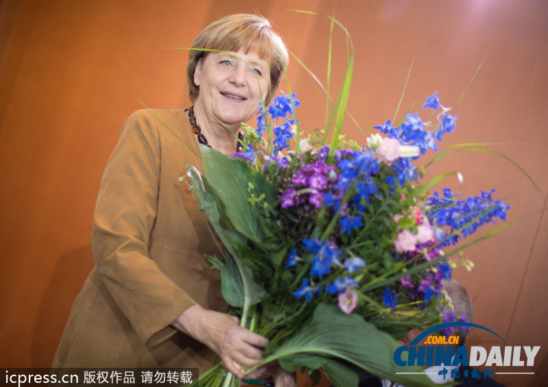 59歲默克爾內(nèi)閣會(huì)前收生日鮮花 略顯嬌羞（組圖）