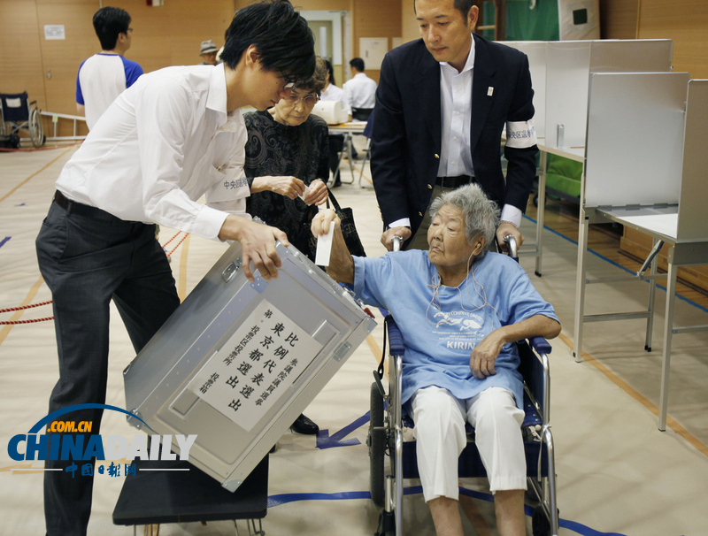 日參議院選舉開始投票 女子抱狗參加（高清組圖） 