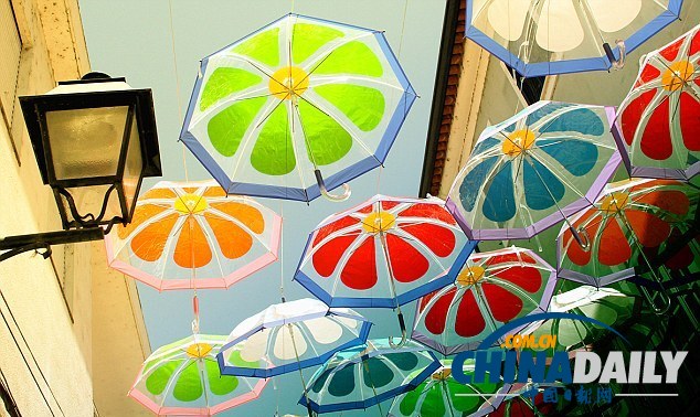 五彩雨傘漂浮半空中 葡萄牙小鎮用雨傘打造童話世界