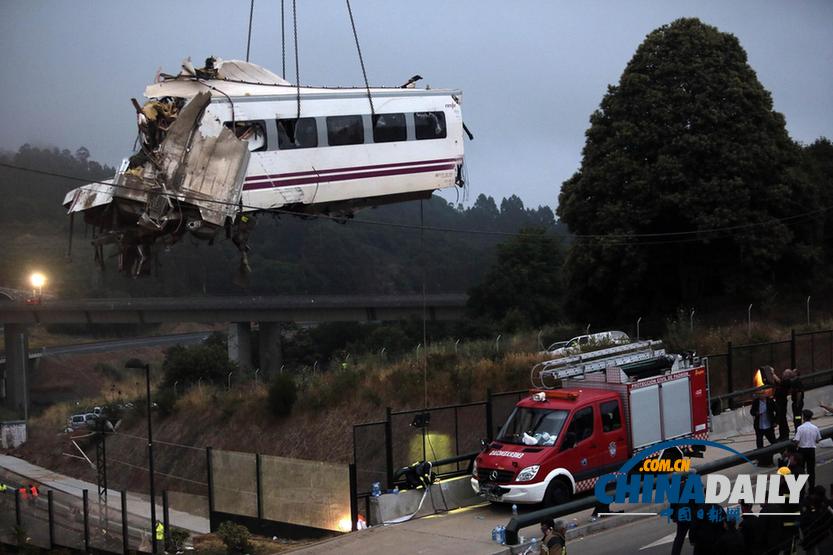 西班牙列車(chē)脫軌 至少77人死亡百余人受傷（組圖）