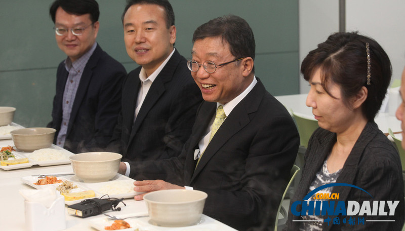 韓首爾大學校長吃食堂 緩解學生對飯菜漲價不滿（圖）