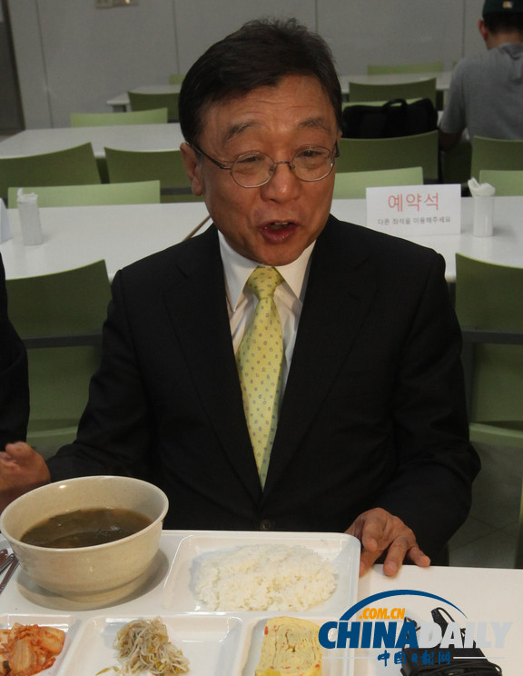 韓首爾大學校長吃食堂 緩解學生對飯菜漲價不滿（圖）