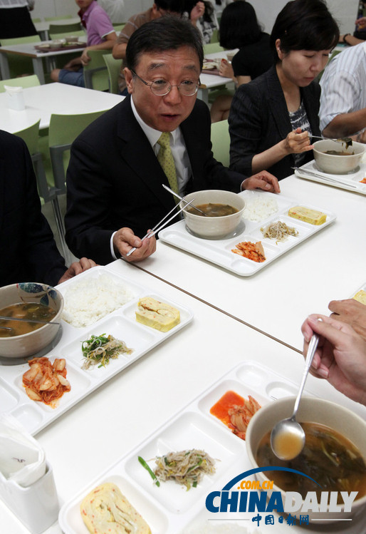 韓首爾大學校長吃食堂 緩解學生對飯菜漲價不滿（圖）