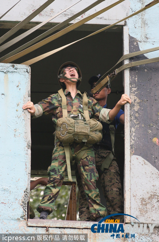 韓國青年參加陸軍特訓(xùn) 11米高臺(tái)跳下表情尷尬（圖）