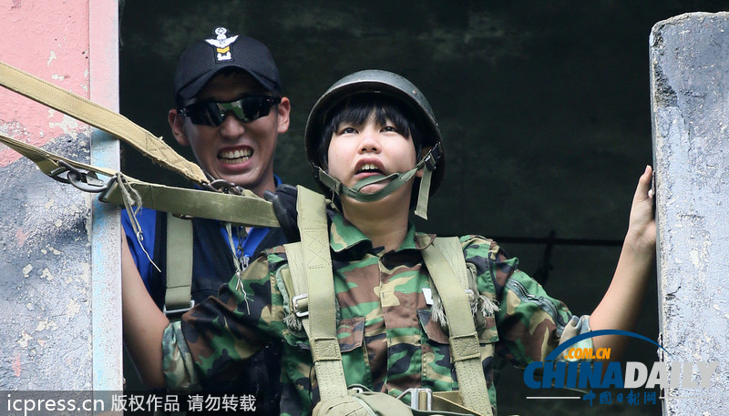 韓國青年參加陸軍特訓 11米高臺跳下表情尷尬（圖）