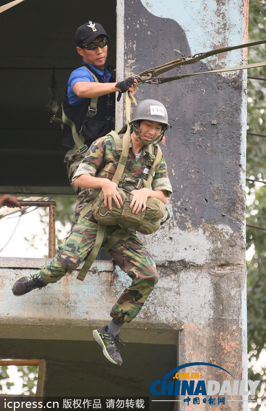 韓國青年參加陸軍特訓 11米高臺跳下表情尷尬（圖）