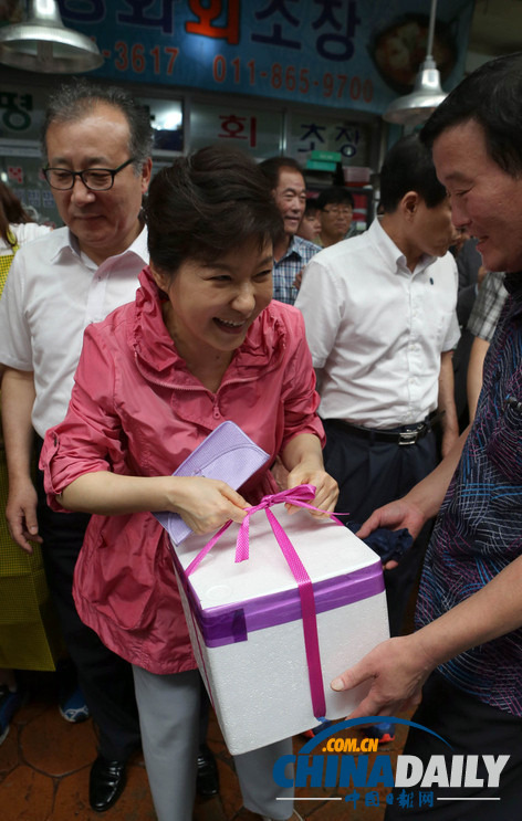韓總統(tǒng)樸槿惠走訪水產(chǎn)品市場(chǎng)了解民生（高清組圖）