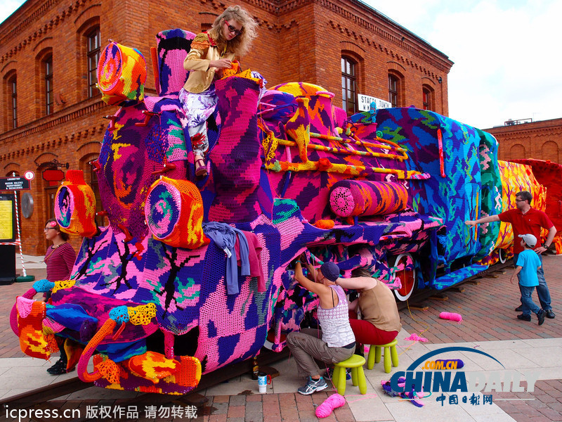波蘭藝術家毛線“轟炸”火車 形成靚麗風景線
