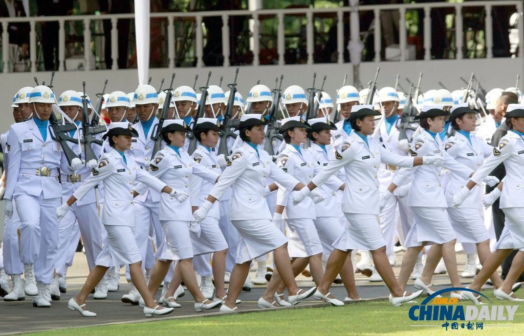 印尼總統(tǒng)出席獨(dú)立日閱兵式自帶迷你電風(fēng)扇 曾有女兵疑似熱暈（高清組圖）