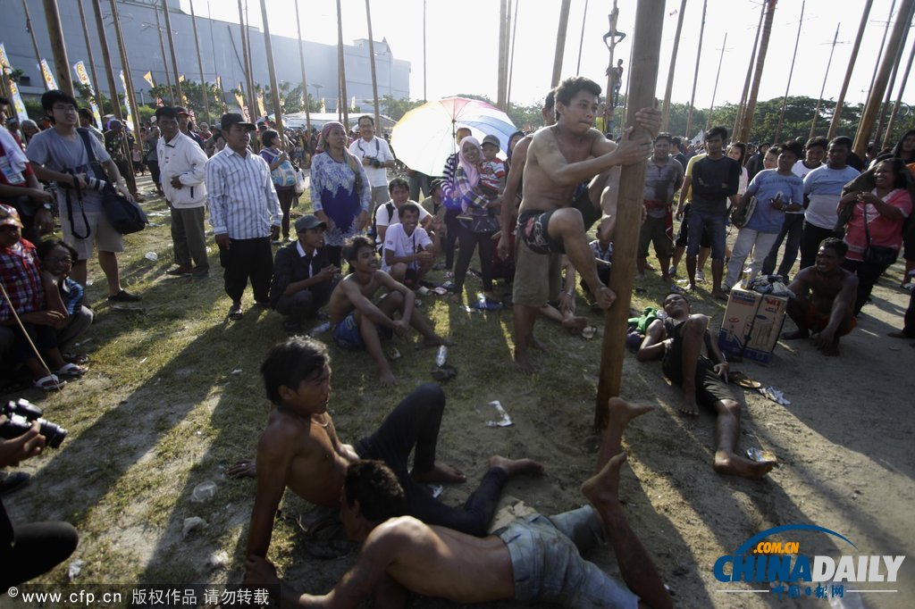 以國家名義狂歡 印尼民眾爬高奪獎慶祝獨(dú)立日（圖）