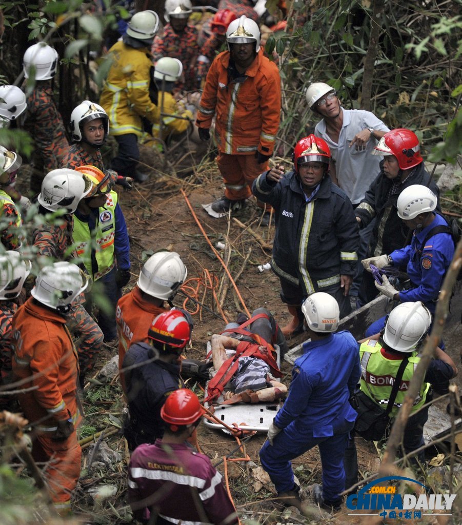 馬來西亞公交車墜崖已致33人死亡 其中24名華人（高清組圖）