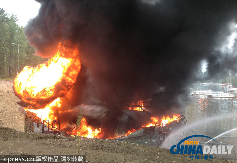 俄羅斯儲(chǔ)備油庫突發(fā)大火 約400名員工緊急撤離（組圖）