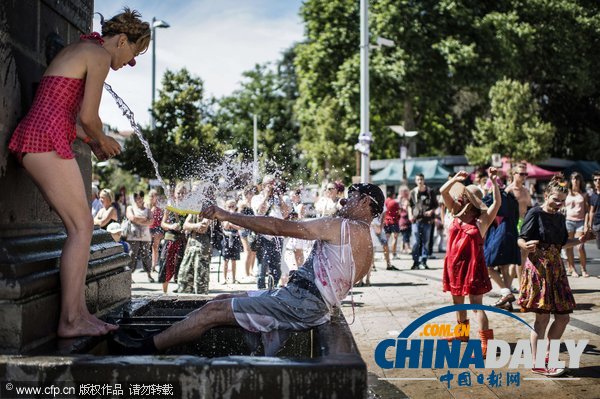 法國舉辦“街頭戲劇節” 藝術家激情表演超涼爽