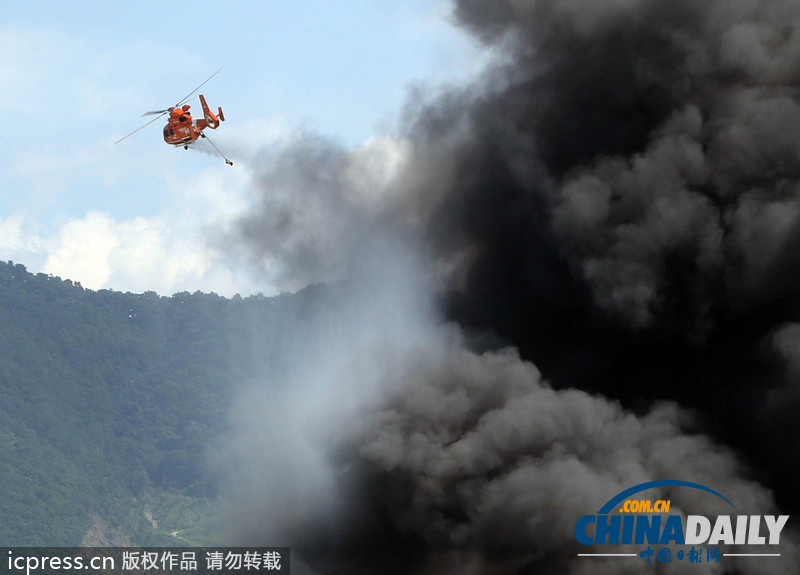 韓國(guó)工廠發(fā)生大火 冒出滾滾有毒黑色濃煙（圖）