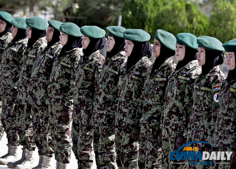 阿富汗國民軍士兵畢業典禮 女兵英姿颯爽（圖）