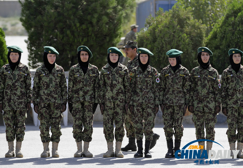 阿富汗國(guó)民軍士兵畢業(yè)典禮 女兵英姿颯爽（圖）