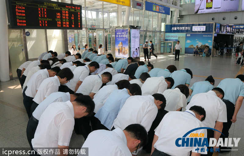 韓國高鐵職員向民眾鞠躬道歉 曾發生追尾脫軌事故（高清組圖）