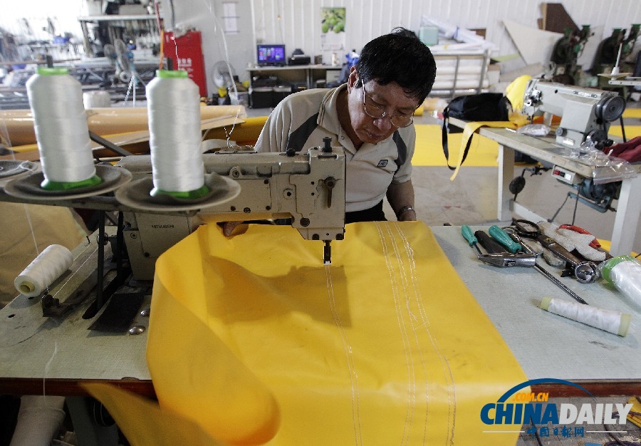 走進(jìn)車間窺探大黃鴨制作過(guò)程 下一站臺(tái)灣（組圖）