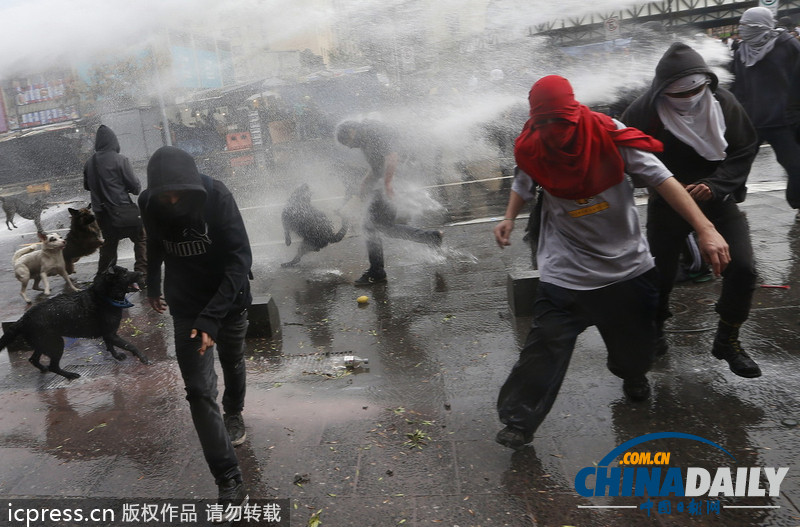 數(shù)千智利學生與警方發(fā)生激烈沖突 要求教育免費提高質量