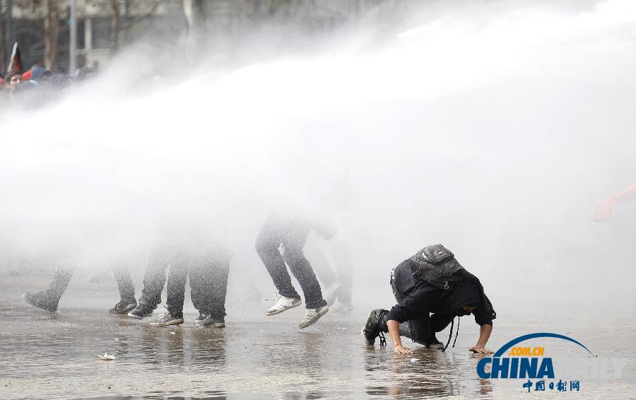 數(shù)千智利學生與警方發(fā)生激烈沖突 要求教育免費提高質(zhì)量