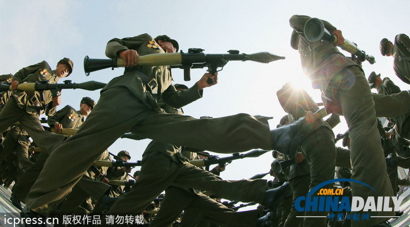 朝鮮舉行建國65周年閱兵式 短裙女兵整齊劃一