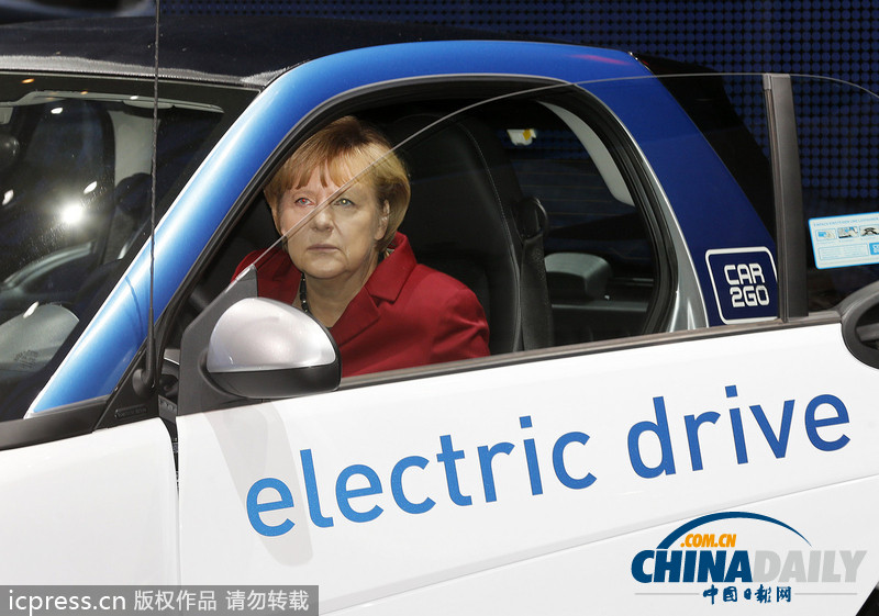 默克爾助陣法蘭克福車展 對(duì)電動(dòng)車興趣濃厚（組圖）