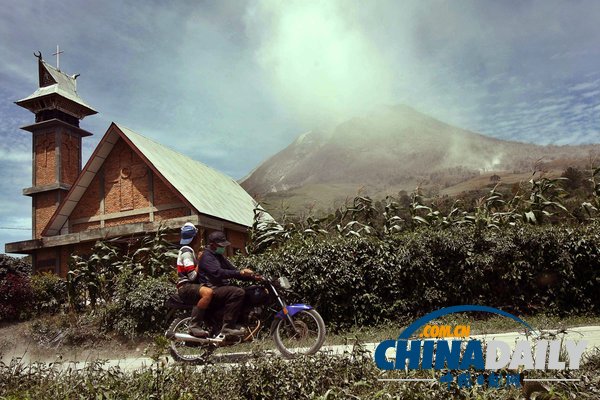 印尼錫納朋火山爆發 學生戴口罩淡定上課（組圖）