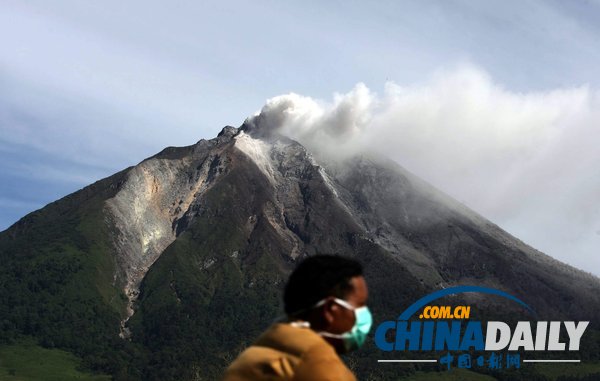 印尼錫納朋火山爆發 學生戴口罩淡定上課（組圖）