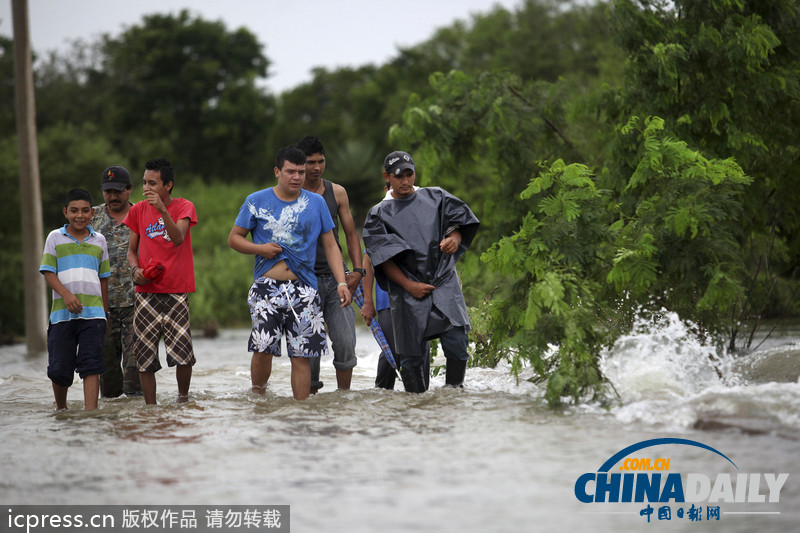 墨西哥颶風(fēng)引山體滑坡致至少34死 公路被劈斷